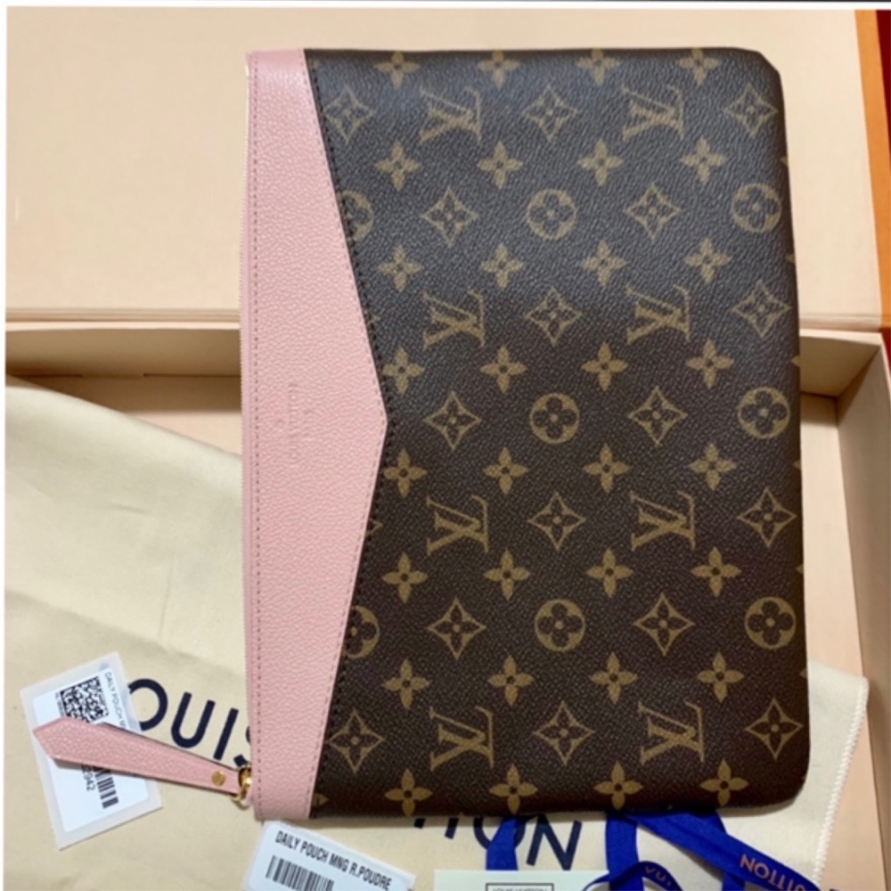 💯💖😍😘 NWT MONOGRAM Louis Vuitton Daily Pouch - Picture 3 of 8